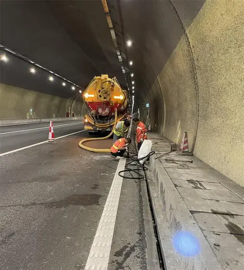 防城港隧道排水渠清淤